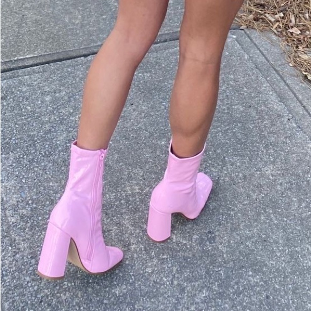 Size 6 Steven Madden Pink Booties.